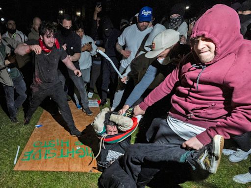 Noche de violencia en la UCLA de Los Ángeles: peleas, patadas e intervención policial en una manifestación propalestina