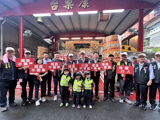 西區遶境添歡樂！｜小小交通萌警引發搶拍狂潮 | 蕃新聞