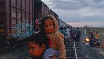 Migrantes suben de nuevo a los trenes del norte de México ante más operativos