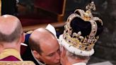 El rey Carlos se ve emocionado cuando su hijo William lo besa durante la ceremonia de coronación