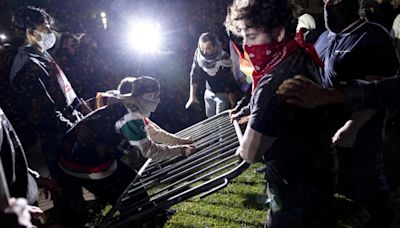 Violentos disturbios entre activistas propalestinos y proisraelíes en la Universidad de California