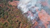 Se suma helicóptero con helibalde a combate de incendio forestal en Ario