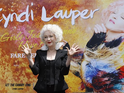 Cyndi Lauper pone sus huellas en el Paseo de la Fama de Hollywood acompañada de Cher