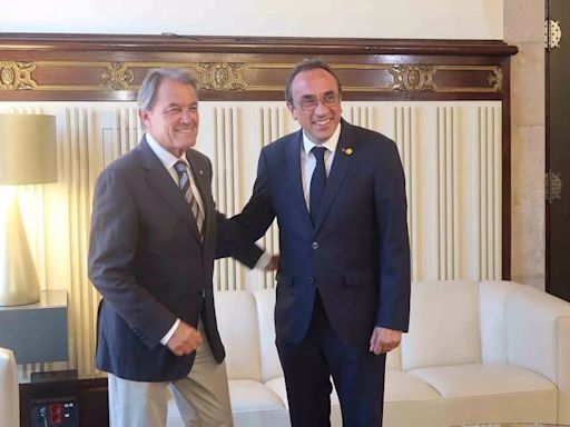 Rull recibe al expresidente Artur Mas en el Parlament