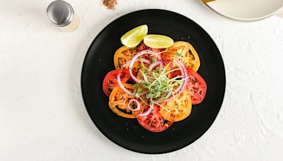 Receta de cena fácil y saludable para el verano: carpaccio de tomate con parmesano