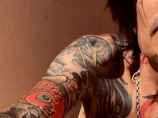 Tommy Lee posts full-frontal nude photo on Instagram