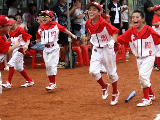 TCBA社區棒球》三胞胎壓陣火力全開 東園國小5戰全勝奪北區冠軍