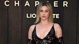 Lili Reinhart en robe dentelle transparente, elle sort le grand jeu pour soutenir ses copines de "Riverdale"