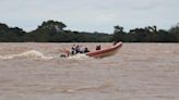 Barcos de socorristas surfam ondas de 1m50cm no Guaíba para resgatar ilhados | GZH