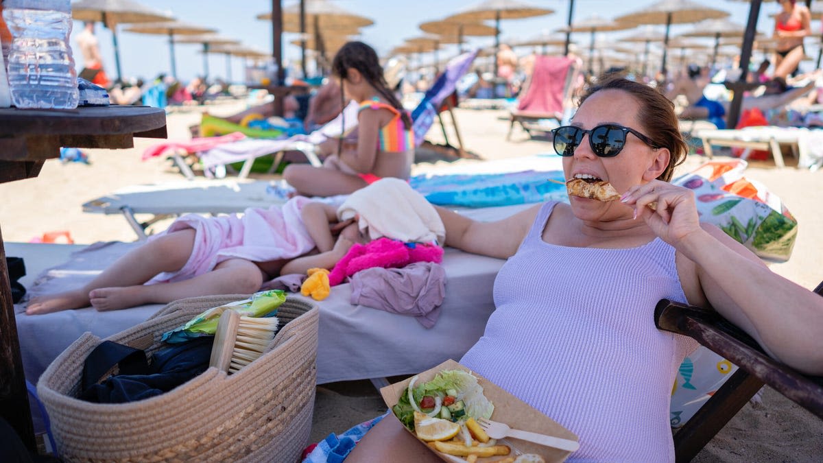 5 Genius Ways to Keep Sand Out of Your Food at the Beach