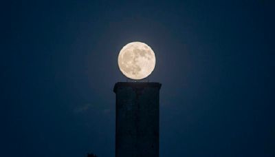 La Luna ya se muestra en el cielo, pero la noche del viernes 21 se espera una Luna Llena de Fresa muy brillante