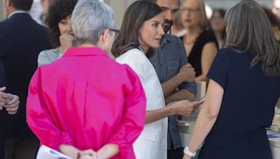 La Reina inaugura una Feria del Libro entre selfies, autógrafos y fotografías de Felipe VI