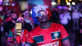 Mundial Qatar 2022: los marroquíes coparon Puerta del Sol y festejaron frente a los españoles