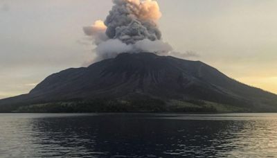 印尼魯昂火山再次爆發 當局發最高警報