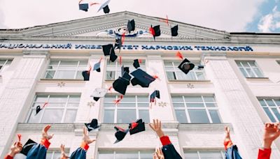 Des lycéens ont enfin droit à leur cérémonie 50 ans après avoir obtenu leur diplôme