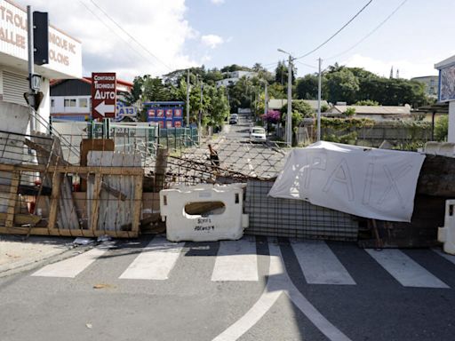 Francia levanta el estado de emergencia en Nueva Caledonia, pero mantiene el toque de queda