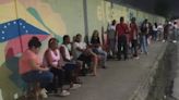 Largas filas de electores desde la noche del sábado en toda Venezuela para votar en los comicios presidenciales