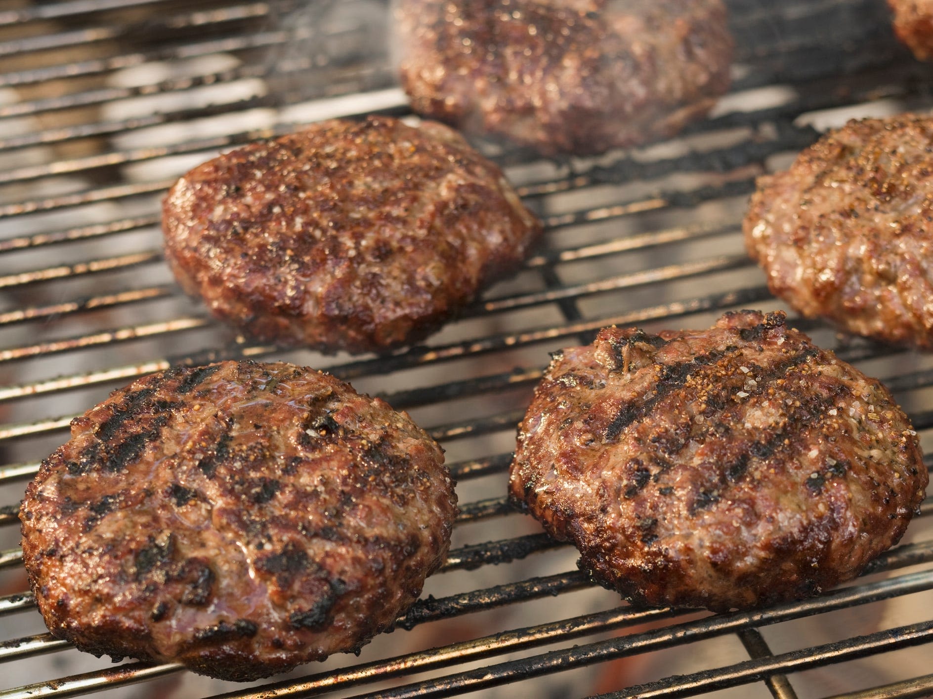 I've been a chef for years. Here are my 8 tips for making perfect, juicy burgers.