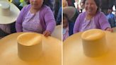 Peruano queda sorprendido con el precio de los sombreros en Huamachuco: “Los que saben de calidad pagan”