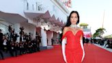 Georgina Rodríguez impacta con este vestido rojo al estilo “Pretty Woman” y tremendas joyas en Venecia