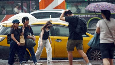 不斷更新》大雷雨往北轟！7地警戒 16縣市大雨下到晚上 - 時事