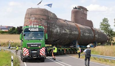 Alemania cierra pueblos y carreteras para transportar un antiguo submarino gigante: así es el U17