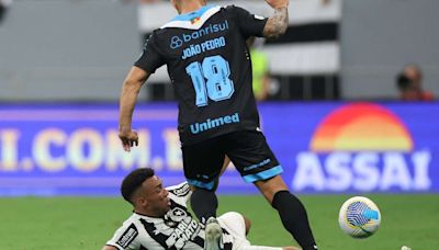 Botafogo empata com Grêmio e vê Palmeiras encostar