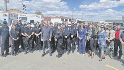 Polis visits with local EMS responders