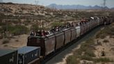 Migrantes venezolanos que llegan en tren a mexicana Ciudad Juárez deambulan por el río Bravo