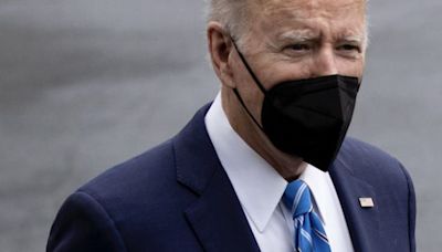 Biden sigue sin fiebre y con síntomas leves tras positivo de covid-19