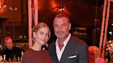 Liev Schreiber, ex de Naomi Watts, posa con su novia embarazada en el estreno de 'A Small Light'