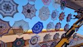 Los paraguas de ganchillo se suman a los 4.000 instalados en las calles de Valdepeñas