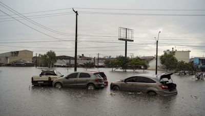 Una Porto Alegre aún inundada recupera los vuelos comerciales desde una base militar