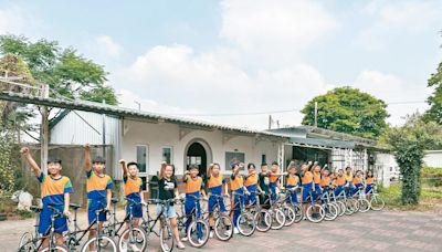 畢業生單車百里 13年傳統畫句點