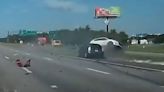 Milagro en la I-4: Cámaras muestran volcadura de la que joven conductora salió ilesa tras choque y fuga