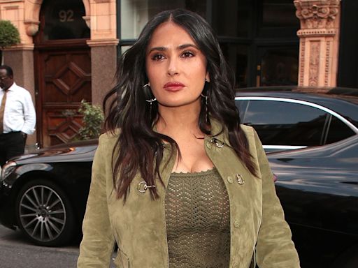 Salma Hayek nos muestra cómo llevar terciopelo en el verano para un evento en Londres