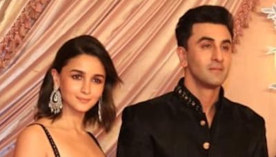 Alia Bhatt replaces Shraddha Kapoor as she dances to Show Me The Thumka with Ranbir Kapoor. Watch