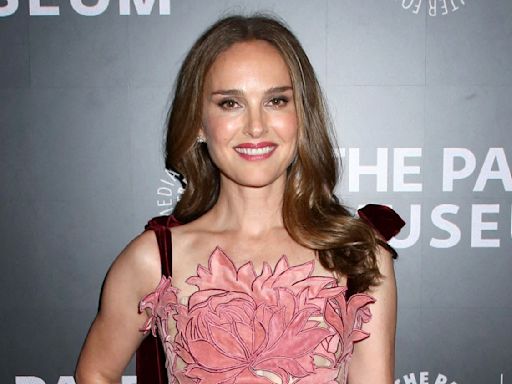 Natalie Portman : après sa soirée avec Gad Elmaleh, elle brille en solo dans une mini-robe semi-transparente