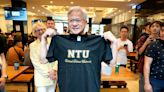 Nvidia CEO surprises students with visit to NTU│TVBS新聞網