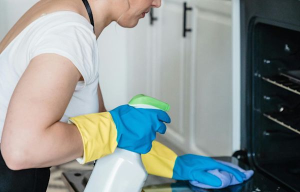 Clean Your Baking Sheet With This Miracle Liquid From Your Fridge