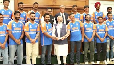 Team India Meets PM Modi: Prime Minister Didn't Lift The Cup; Instead Holds Hands Of Rohit Sharma, Rahul Dravid