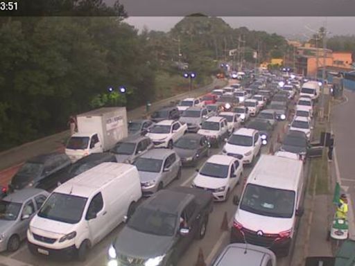 Travessia da balsa em Ilhabela tem fila de 4 horas e reforma de flutuantes no meio das férias