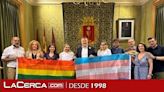 El Ayuntamiento conmemora el Día del Orgullo LGTBI colgando las banderas del colectivo e iluminando su fachada esta noche