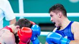 Boxeador mexicano Miguel Martínez se ve con medalla en Juegos de París