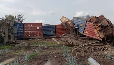 Tren de carga se descarrila en La Barca, Jalisco: Hay 50 contenedores dañados y no se reportan heridos