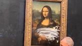 Hombre disfrazado avienta pastel a la Mona Lisa de Leonardo da Vinci