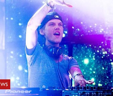 DJ Avicii: A luta do pai do jovem para superar a morte: 'Às vezes, fico bravo com ele. Por que nos deixou?'