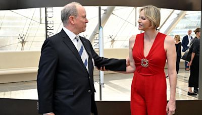 Auprès du prince Albert, Charlène de Monaco dégaine la combinaison rouge 70's