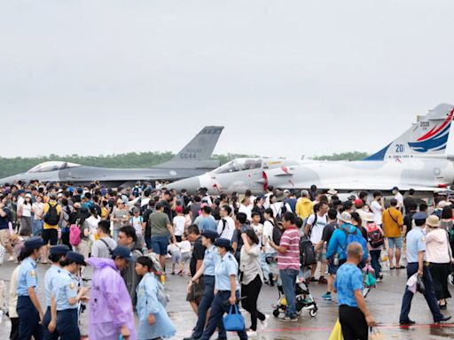 空軍嘉義基地營區開放 吸引上萬民眾一睹國軍風采 | 蕃新聞