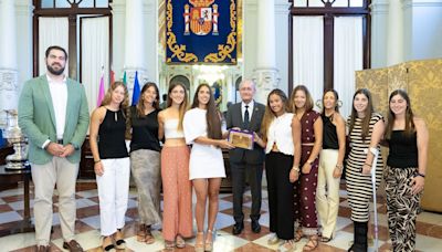 El Alcalde Francisco de la Torre recibe a las ganadoras del Campeonato de Remo de Banco Fijo del Mediterráneo-Llaüts